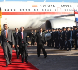 Su Alteza Real el Príncipe de Asturias recibe honores a su llegada a Asunción